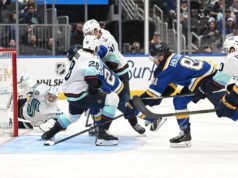 Dylan Holloway voltou com um hat-trick na vitória dos Blues sobre o Kraken.
