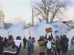 A cidade de Portland proíbe temporariamente o gás lacrimogêneo nas instalações do ICE enquanto os líderes exigem mudanças permanentes