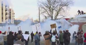 A cidade de Portland proíbe temporariamente o gás lacrimogêneo nas instalações do ICE enquanto os líderes exigem mudanças permanentes