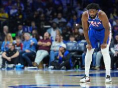 Embiid, do 76ers, perderá pelo menos três jogos devido a distensão oblíqua