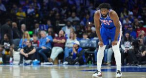 Embiid, do 76ers, perderá pelo menos três jogos devido a distensão oblíqua