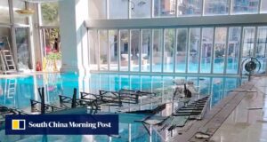 Uma grande parte do telhado da piscina coberta da propriedade de Hong Kong desabou