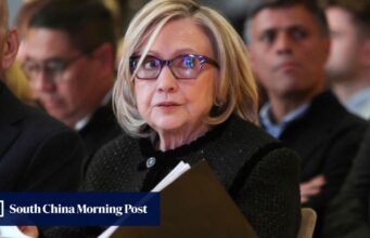 Hillary Clinton acusa Trump de encobrir Epstein, insistindo em “nada a esconder”