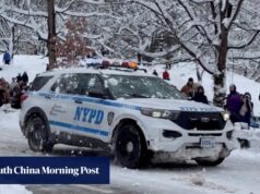A polícia de Nova York prendeu um homem após atirar pedras em policiais durante uma luta de bolas de neve.