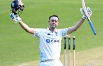 O homem importante Pietersen levanta seu bastão na competição Shield