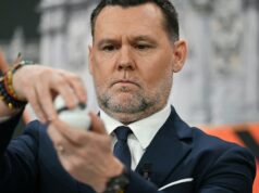 O vencedor da Liga dos Campeões, de 48 anos, parecia irreconhecível ao retornar para enfrentar o grande sorteio das oitavas de final