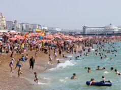 Dois homens ‘arrastaram um menino de 19 anos até a porta e o estupraram depois de atraí-lo para longe do ponto de ônibus durante uma saída à noite’