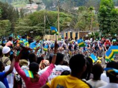 Tragedy Tour of Ruanda começa tragicamente. Duas pessoas morreram e seis ficaram feridas depois que uma caravana colidiu com os espectadores.