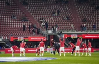 O grande início do AZ nos quartos-de-final frente ao Twente: o remate de Sin acerta no poste.