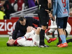 Aquisição do Ajax Oleksandr Zinchenko lesionou-se imediatamente durante a sua estreia na base contra o Fortuna.