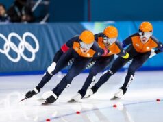 Os patinadores competem com a Itália pela vaga final na busca por equipes.