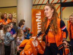 Altos aplausos aos atletas olímpicos bem-sucedidos em Schiphol que se encontrarão com o Rei amanhã.