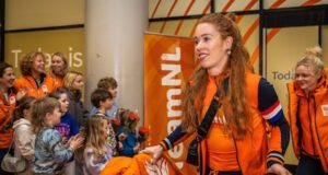 Altos aplausos aos atletas olímpicos bem-sucedidos em Schiphol que se encontrarão com o Rei amanhã.