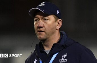 URC: O técnico do Cardiff, Van Zyl, conversa com a Benetton