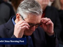 A estrela do Reino Unido se recusou a atender aos apelos para abandonar as consequências do escândalo Epstein