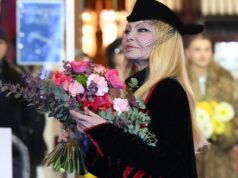 Cantores no tapete vermelho de Sanremo: transeuntes e seus rostos falham