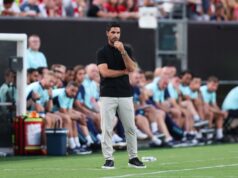 O Arsenal recebe o Chelsea, buscando manter a liderança na EPL.