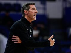 Força Aérea, o técnico suspenso Joe Scott se separou.