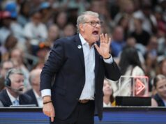 O técnico nº 1 da UConn, Geno Auriemma, quebra o recorde do pool.