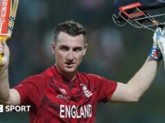 Copa do Mundo T20: O brilhante século de Harry Brook leva a Inglaterra às semifinais ao derrotar o Paquistão.