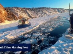 Um ônibus turístico chinês bateu no gelo do Lago Baikal, na Rússia, resultando na morte de 8 pessoas.