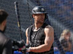 Yankees DH Giancarlo Stanton pronto para rebater, não consegue abrir o saco de batatas fritas