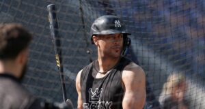Yankees DH Giancarlo Stanton pronto para rebater, não consegue abrir o saco de batatas fritas