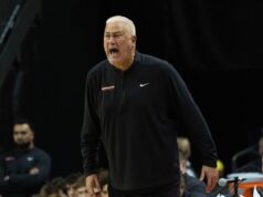 Oregon State, Wayne Tinkle concordou em se separar após a temporada.