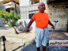 De cima, ele tocou um anel para um morador de rua nas ruas do Porto. “Youssef Dawoud”, um lutador sem-teto após a doença.