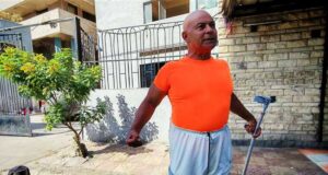 De cima, ele tocou um anel para um morador de rua nas ruas do Porto. “Youssef Dawoud”, um lutador sem-teto após a doença.