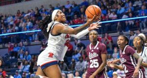 Coty McMahon, nº 17 Ole Miss, demoliu nº 21 Tennessee.