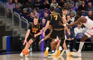 Iowa dominou Washington atrás dos 22 pontos de Bennett Sturtz