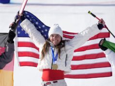 Cortina está sorrindo para o esquiador Breezy Johnson após dores nas costas