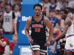 O número 2 do Arizona tenta evitar uma varredura na temporada do número 14 do Kansas.