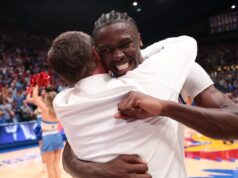 Resumo dos 25 principais: No. 9 Kansas encerra a corrida perfeita do No. 1 Arizona