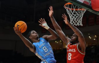 O número 11 da Carolina do Norte recebe Pitt sem Caleb Wilson.