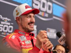 Joey Logano supera Ryan Blaney em OT para vencer Daytona Dual 1.