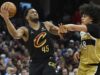 Donovan Mitchell, jogo do Cavs contra clique na rede de Young.