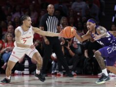 O número 3 de Houston parte na defesa para ultrapassar o Kansas State.