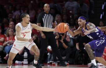 O número 3 de Houston parte na defesa para ultrapassar o Kansas State.
