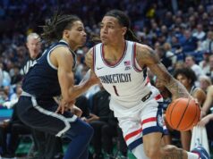 O número 6 da UConn permanece no topo do Big East, apesar de um aumento tardio em Georgetown.