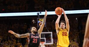 Vitória do 6º estado de Iowa por 17-4 sobre o 2º Houston