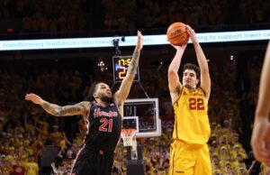 Vitória do 6º estado de Iowa por 17-4 sobre o 2º Houston