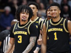 Resumo dos 25 melhores: No primeiro jogo como número 1, Michigan derrotou o número 7 Purdue