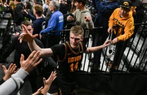 Liderado por Bennett Sturtz (25 pontos), Iowa derrotou o 9º colocado Nebraska