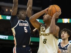 O número 11, Gonzaga, chega facilmente ao 35º lugar contra o São Francisco.