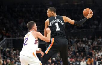 O Spurs derrotou o Suns, que estava com poucos jogadores, conquistando sua 7ª vitória consecutiva.