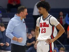LSU derrapou em 5 jogos, derrotando Ole Miss na prorrogação dupla.