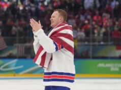 O atleta olímpico norte-americano Brady Tkachuk lidera os Senadores contra os Red Wings.