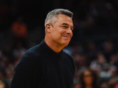 O Lakers contratou o ex-técnico da Virgínia, Tony Bennett, como conselheiro preliminar.